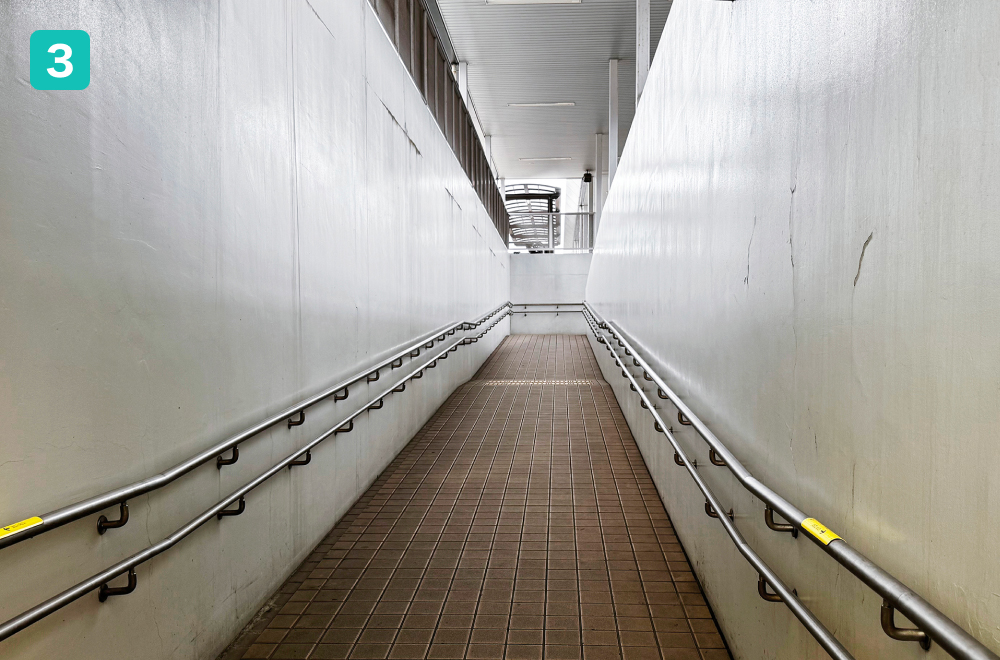 階段横のスロープ